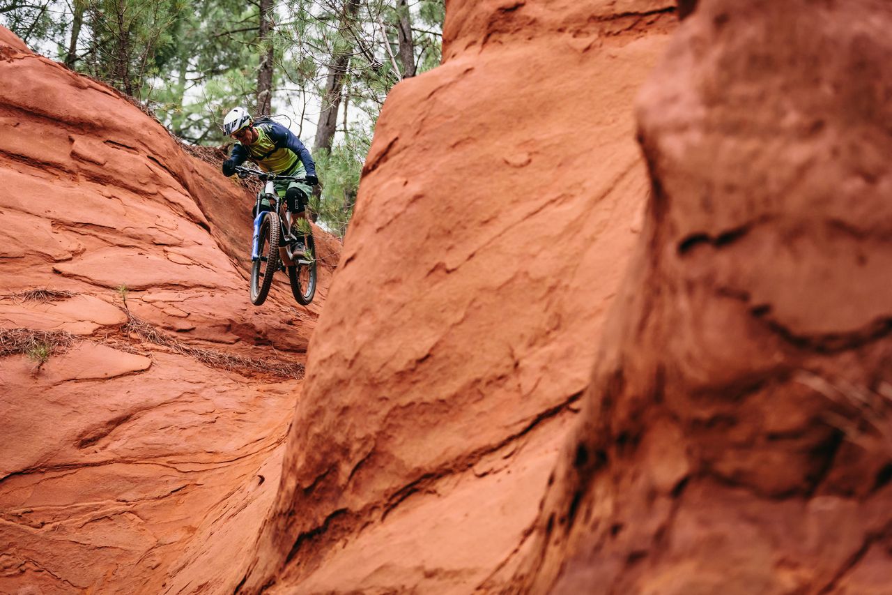 Richie Schley shreds French trails with ABUS QUIN technology