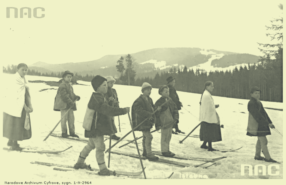 Młodzież z Istebnej na nartach w drodze do szkoły.